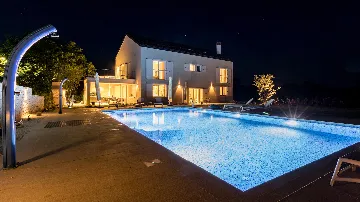 Butkovici Holiday House with 72 m² Pool for 10