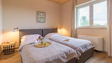 Butkovici Holiday House with 72 m² Pool for 10