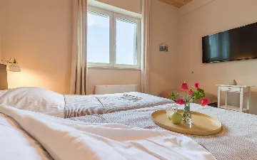 Butkovici Holiday House with 72 m² Pool for 10