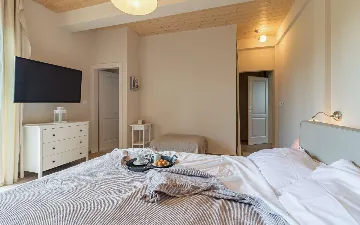 Butkovici Holiday House with 72 m² Pool for 10