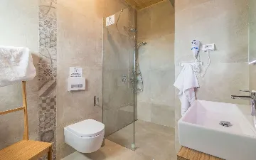 Butkovici Holiday House with 72 m² Pool for 10