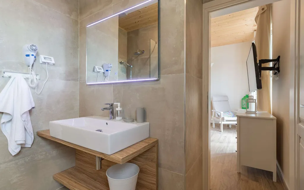 Butkovici Holiday House with 72 m² Pool for 10