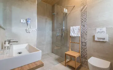 Butkovici Holiday House with 72 m² Pool for 10