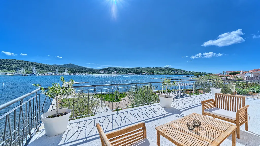 4-Bedroom Villa with Pool in Sutomisica