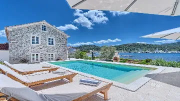 4-Bedroom Villa with Pool in Sutomisica