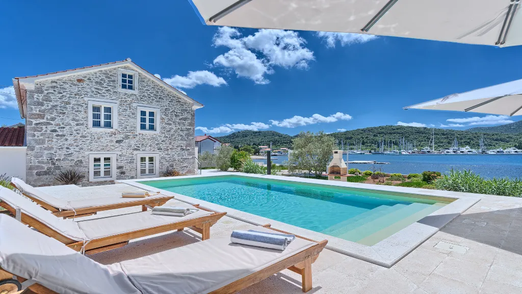4-Bedroom Villa with Pool in Sutomisica