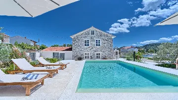 4-Bedroom Villa with Pool in Sutomisica
