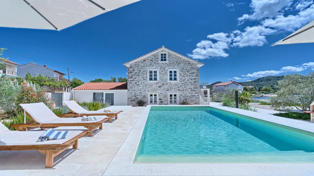 4-Bedroom Villa with Pool in Sutomisica