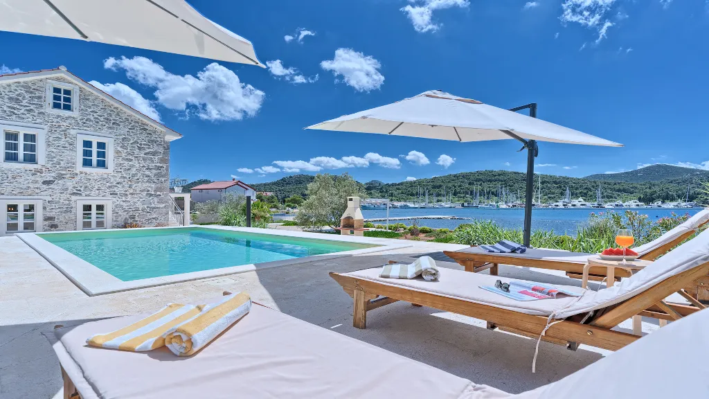 4-Bedroom Villa with Pool in Sutomisica