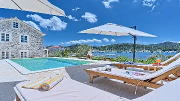 4-Bedroom Villa with Pool in Sutomisica