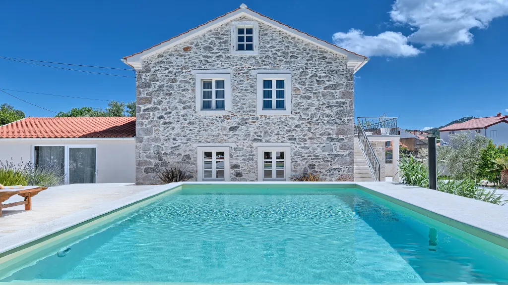 4-Bedroom Villa with Pool in Sutomisica