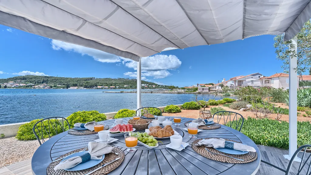 4-Bedroom Villa with Pool in Sutomisica