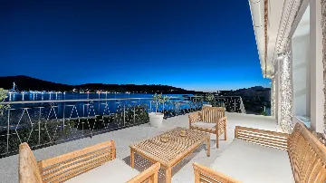 4-Bedroom Villa with Pool in Sutomisica