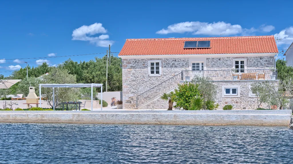 4-Bedroom Villa with Pool in Sutomisica