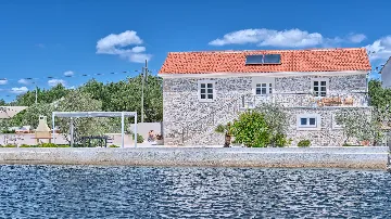 4-Bedroom Villa with Pool in Sutomisica