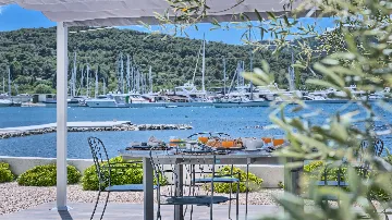 4-Bedroom Villa with Pool in Sutomisica