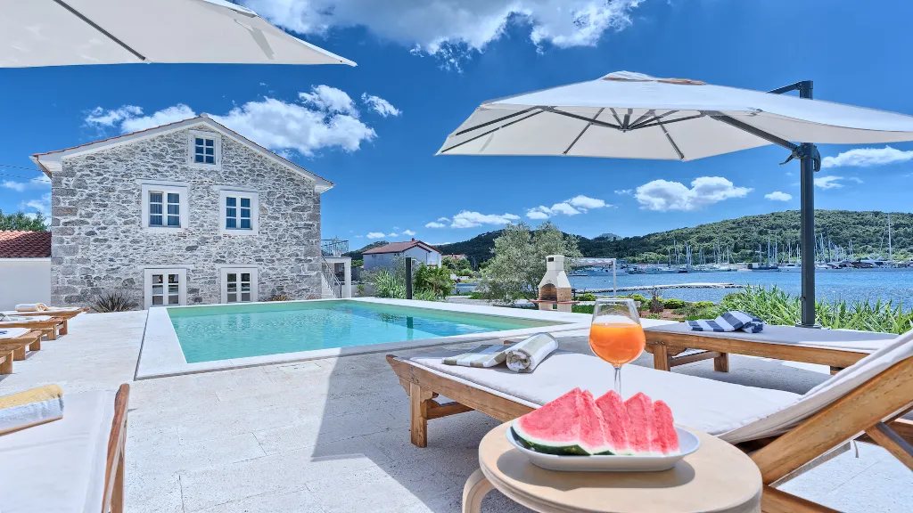 4-Bedroom Villa with Pool in Sutomisica