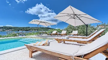 4-Bedroom Villa with Pool in Sutomisica