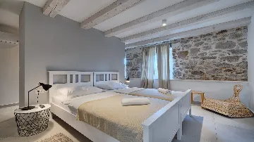 4-Bedroom Villa with Pool in Sutomisica