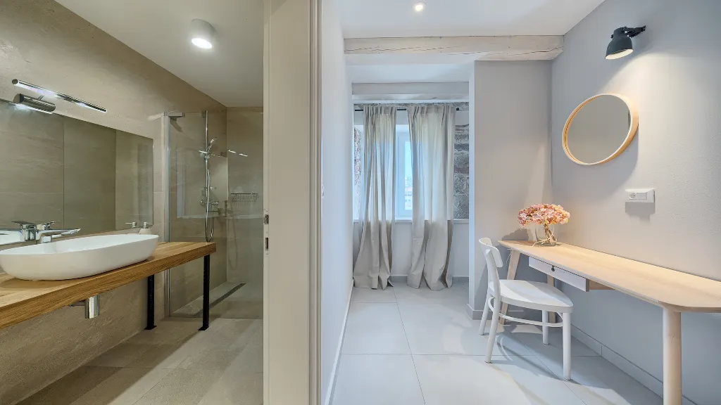 4-Bedroom Villa with Pool in Sutomisica