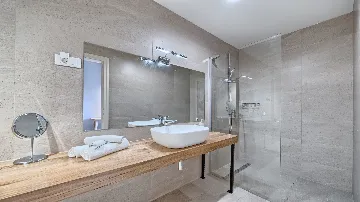 4-Bedroom Villa with Pool in Sutomisica