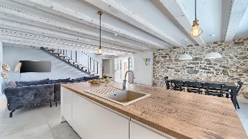 4-Bedroom Villa with Pool in Sutomisica