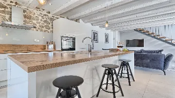 4-Bedroom Villa with Pool in Sutomisica