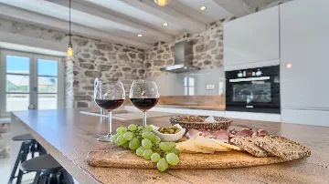 4-Bedroom Villa with Pool in Sutomisica