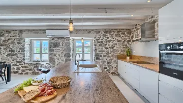 4-Bedroom Villa with Pool in Sutomisica