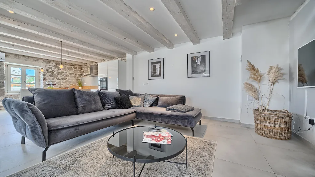4-Bedroom Villa with Pool in Sutomisica