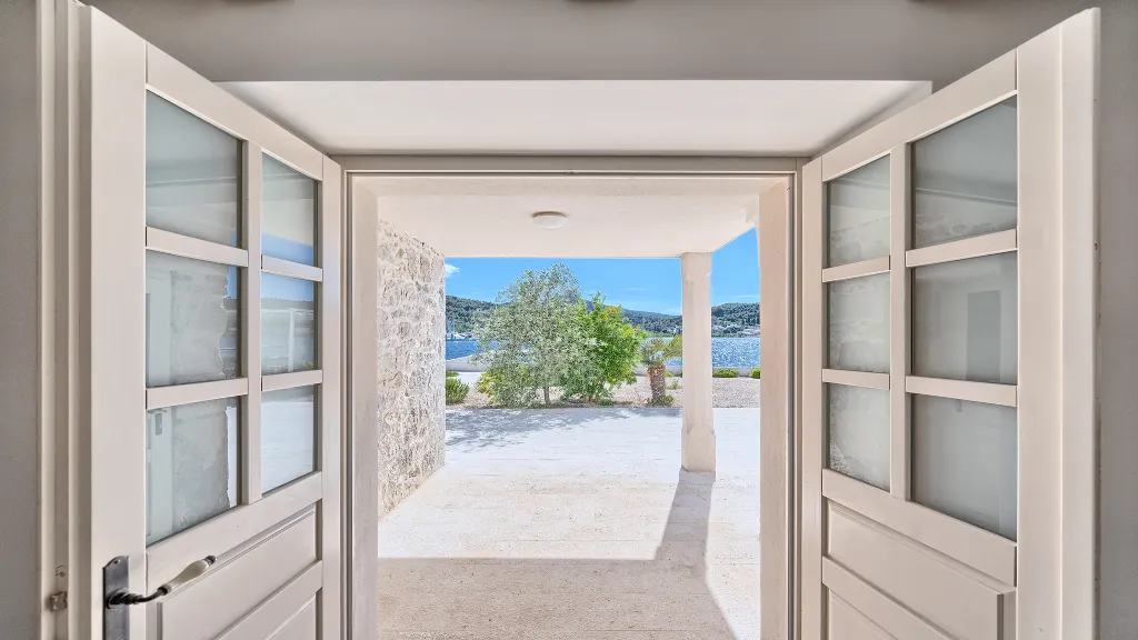 4-Bedroom Villa with Pool in Sutomisica