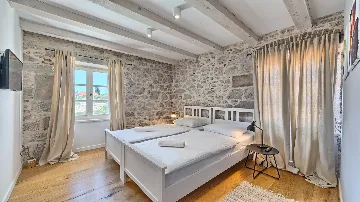 4-Bedroom Villa with Pool in Sutomisica