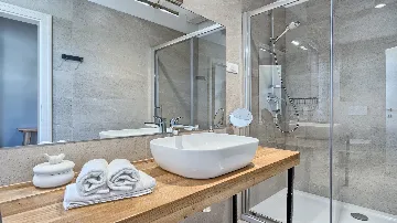 4-Bedroom Villa with Pool in Sutomisica