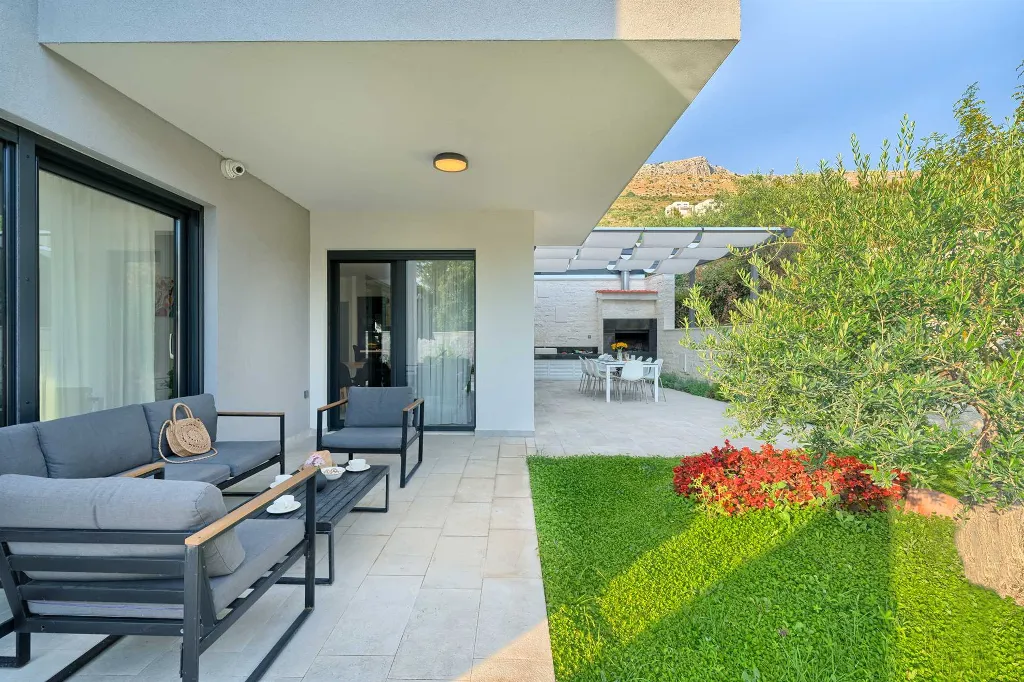 Podstrana Villa with Sea Views, Private Pool & Sauna