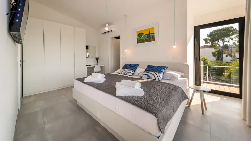 Sutivan Sea-View Villa for Up to 8 Guests