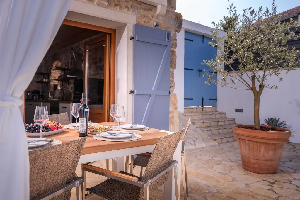 3-Bedroom Villa in Vrbanj for Up to 8 Guests