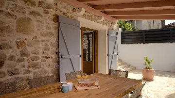 3-Bedroom Villa in Vrbanj for Up to 8 Guests