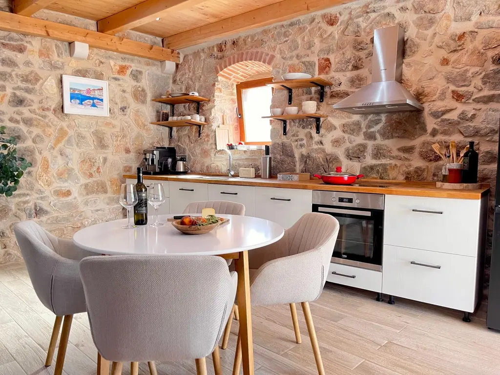 3-Bedroom Villa in Vrbanj for Up to 8 Guests