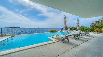 Rogoznica 5-Bedroom Villa for 10 Guests