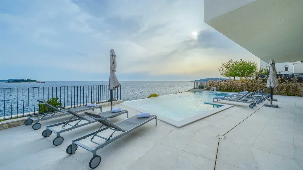 Rogoznica 5-Bedroom Villa for Up to 10 Guests