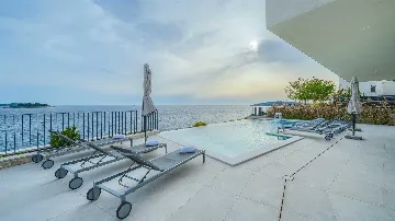 Rogoznica 5-Bedroom Villa for Up to 10 Guests