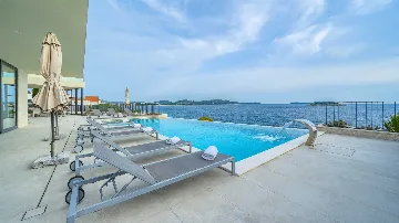 Rogoznica 5-Bedroom Villa for Up to 10 Guests