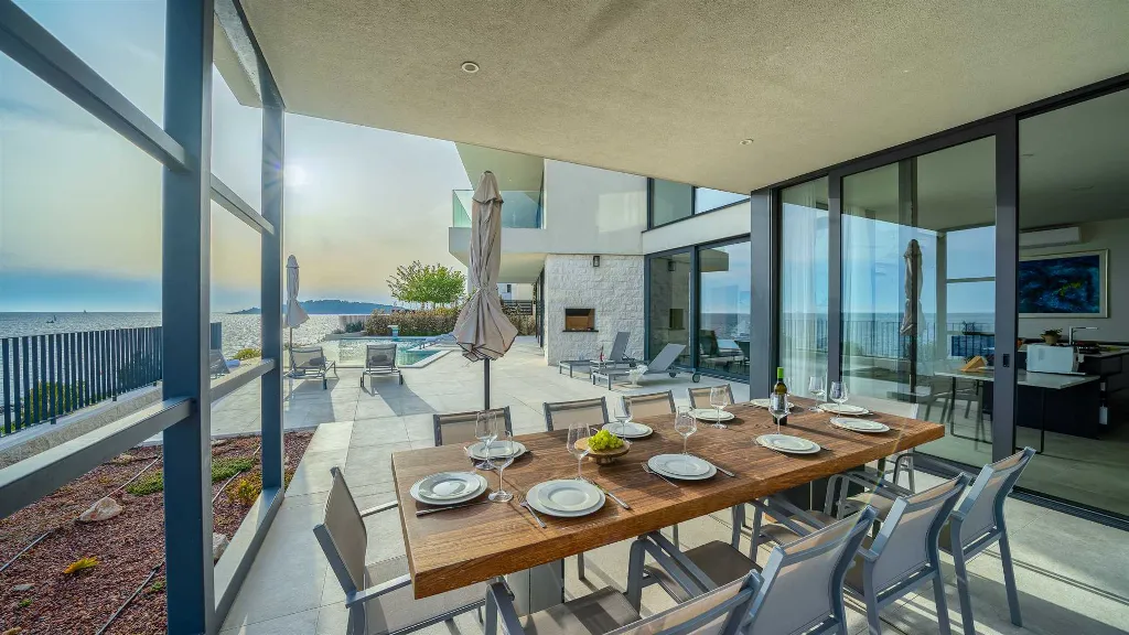 Rogoznica 5-Bedroom Villa for Up to 10 Guests