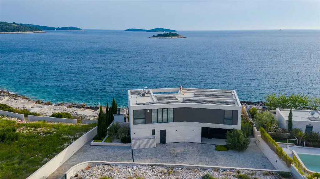Rogoznica 5-Bedroom Villa for Up to 10 Guests