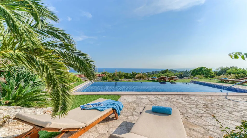 4-Bedroom Villa with Infinity Pool in Hvar