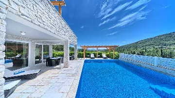 8-Bedroom Villa in Pitve for Up to 20 Guests