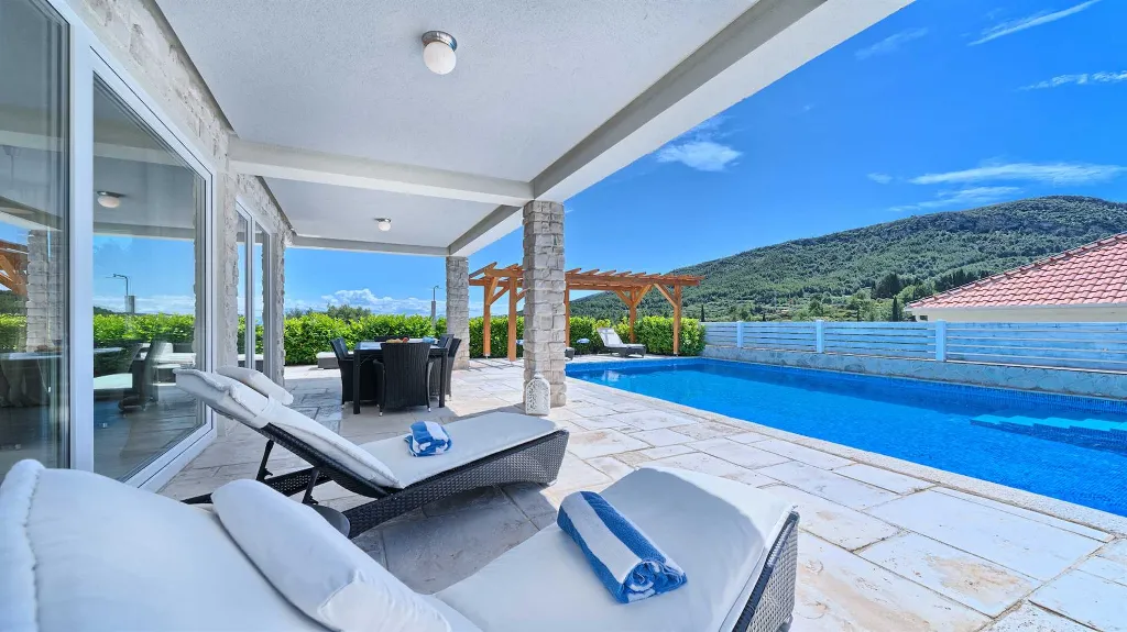 8-Bedroom Villa in Pitve for Up to 20 Guests