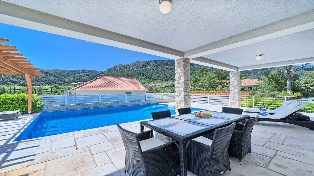8-Bedroom Villa in Pitve for Up to 20 Guests
