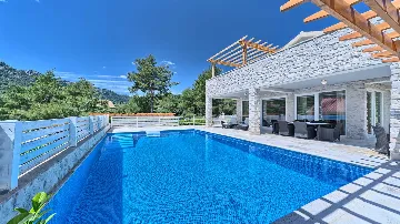 8-Bedroom Villa in Pitve for Up to 20 Guests