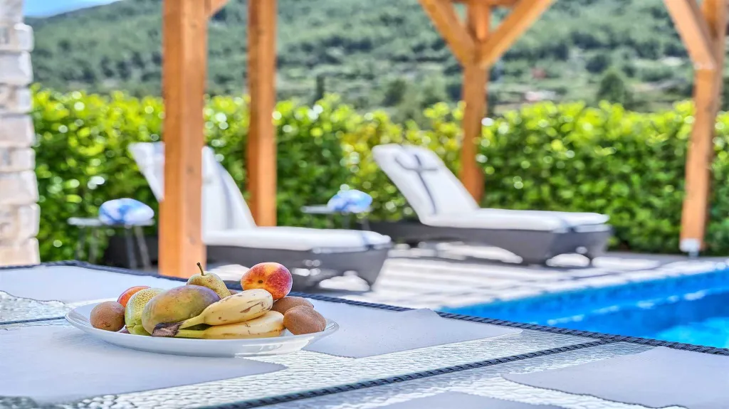 8-Bedroom Villa in Pitve for Up to 20 Guests